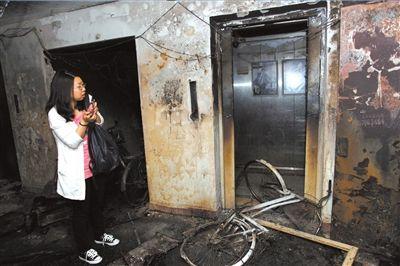 半夜电梯等候间起火 消防员扒电梯救出被困女子