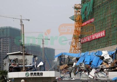 西安突发暴风雨极端天气 塔吊倒塌砸中活动板房致4人死亡