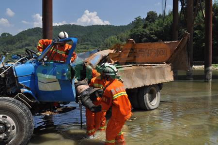 货车失控冲出铁架高桥护栏坠河 坠落司机死亡