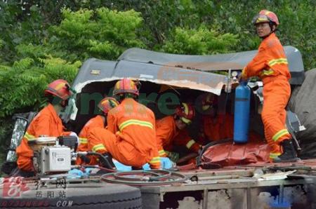 岳华公路两辆重载货车相撞 消防部门两小时生死营救