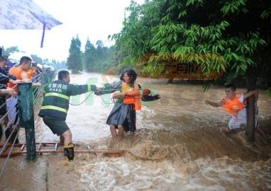 都江堰暴雨河水淹至二楼 消防队员营救被困群众