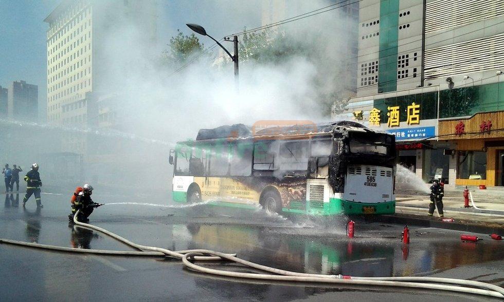 武汉一公交车突发自燃烧成空架十名乘客紧急逃生