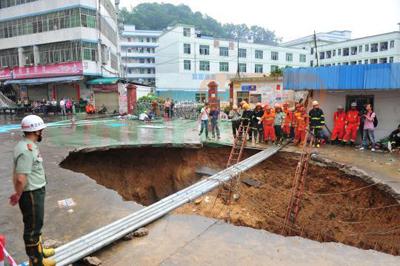 深圳一路段地陷成直径10米坑 4人遇难