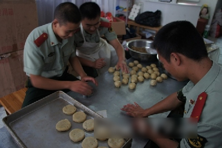 台州仙居消防官兵手把手做月饼 为家人送祝福